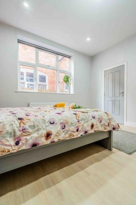 Апартаменты Beautiful Flat With Free Parking Бирмингем Экстерьер фото
